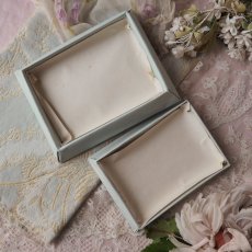画像6: 薄いブルーグレーのドラジェBOX、青い目の赤ちゃんの絵柄の紙箱 (6)