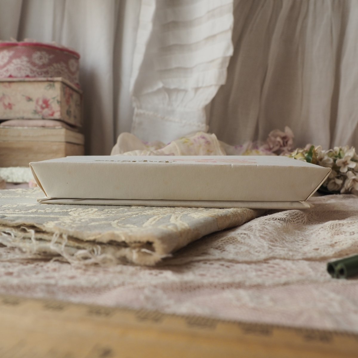 画像5: 白いドラジェBOX、ベビーの絵柄と金文字Bapteme紙箱 (5)