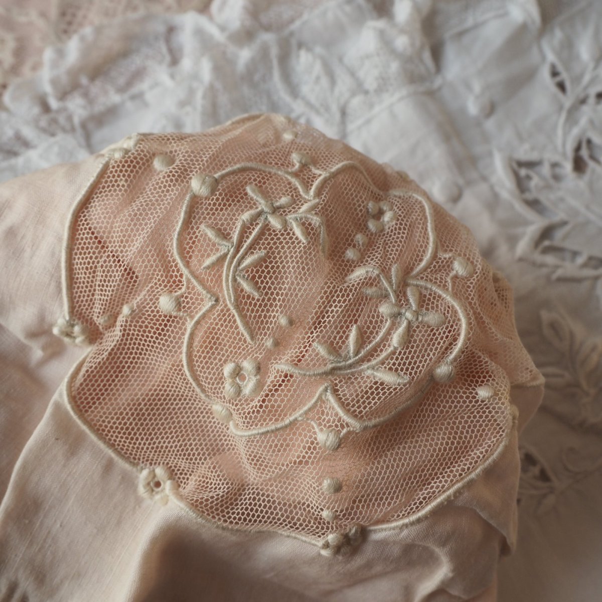 画像11: ベビーボネ、ピンクの薔薇とチュールレース刺繍飾り/シルクのインナー付き (11)