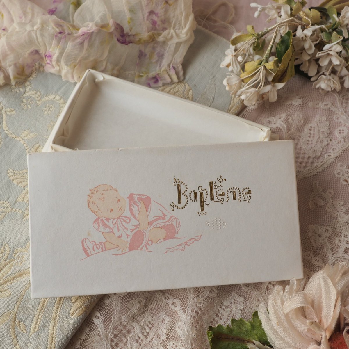 画像10: 白いドラジェBOX、ベビーの絵柄と金文字Bapteme紙箱 (10)