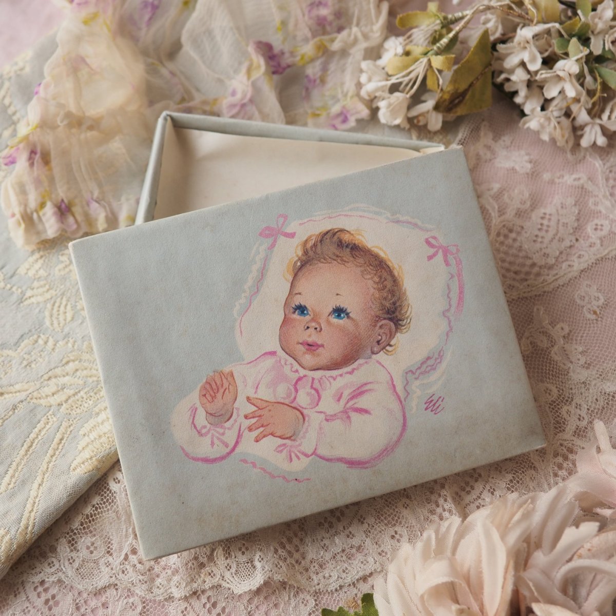 画像11: 薄いブルーグレーのドラジェBOX、青い目の赤ちゃんの絵柄の紙箱 (11)