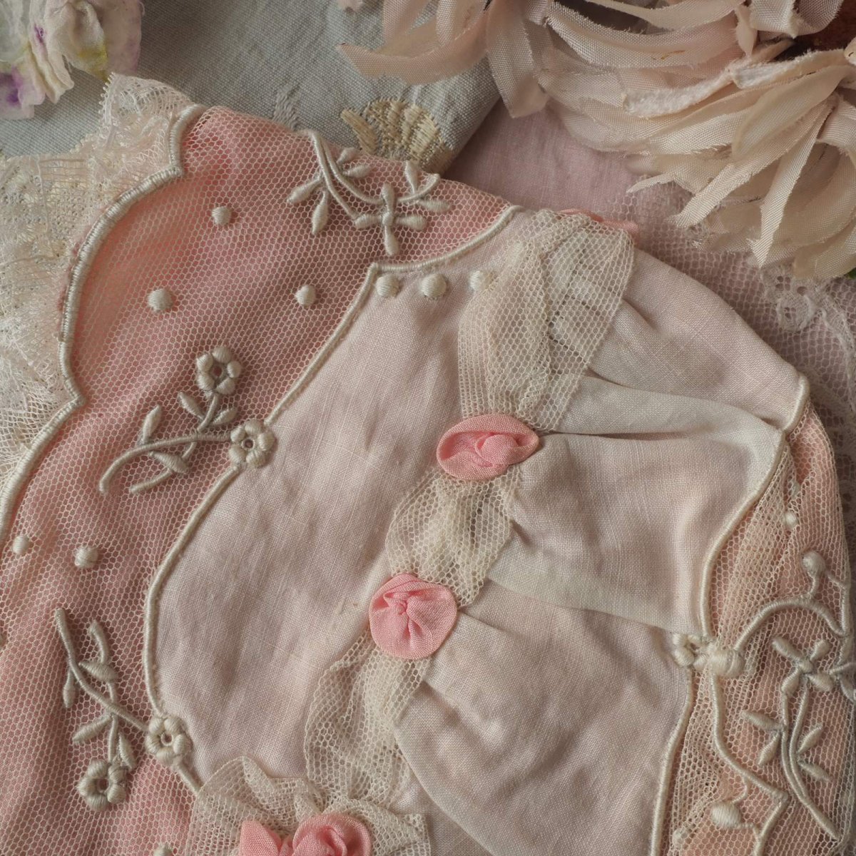 画像4: ベビーボネ、ピンクの薔薇とチュールレース刺繍飾り/シルクのインナー付き (4)