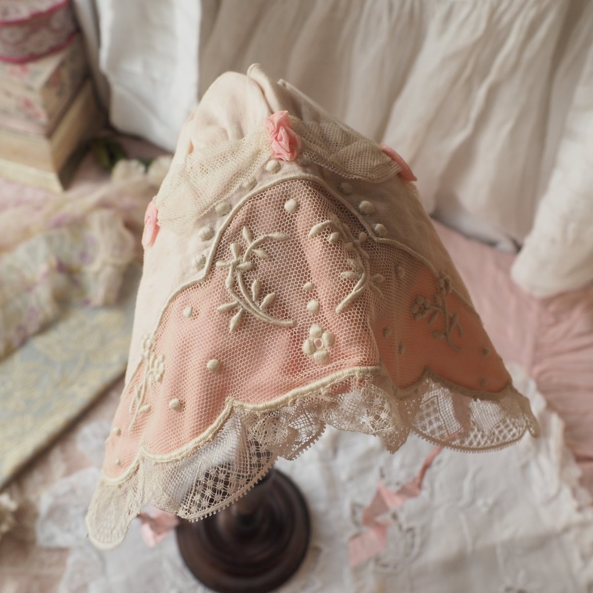 画像14: ベビーボネ、ピンクの薔薇とチュールレース刺繍飾り/シルクのインナー付き (14)