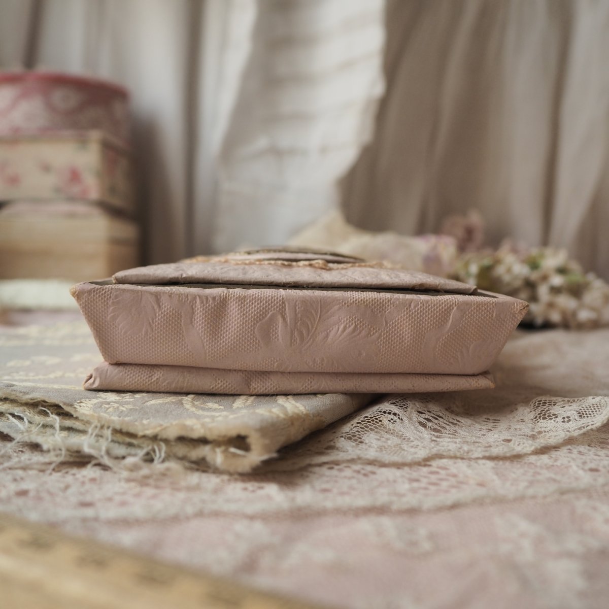 画像7: アヒルとベビーの絵柄レース飾りのドラジェBOX/ピンク色紙箱 (7)