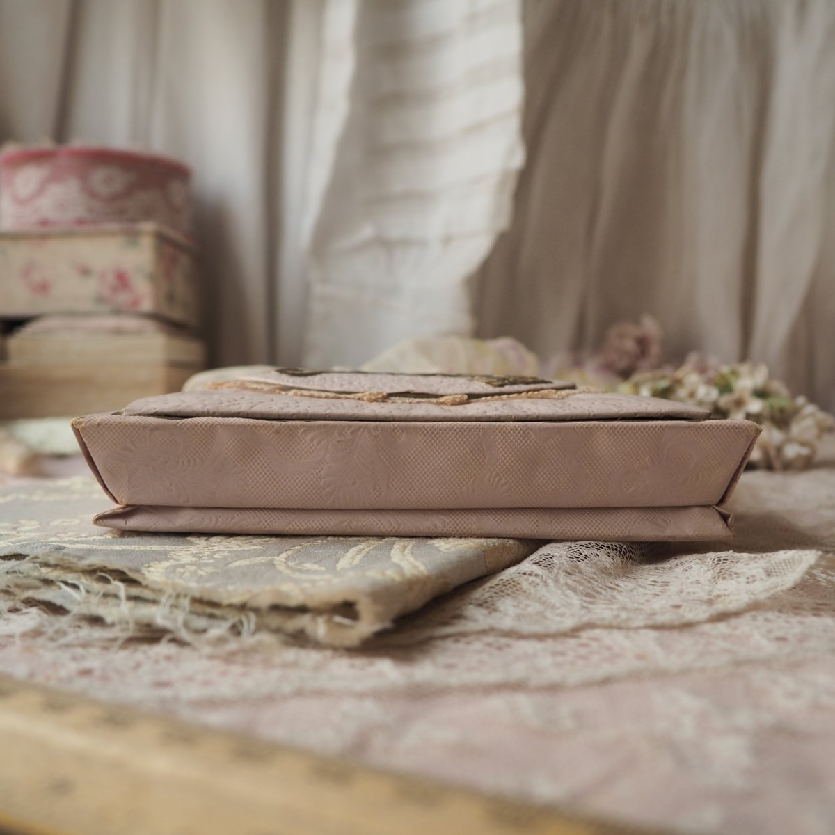 画像6: アヒルとベビーの絵柄レース飾りのドラジェBOX/ピンク色紙箱 (6)