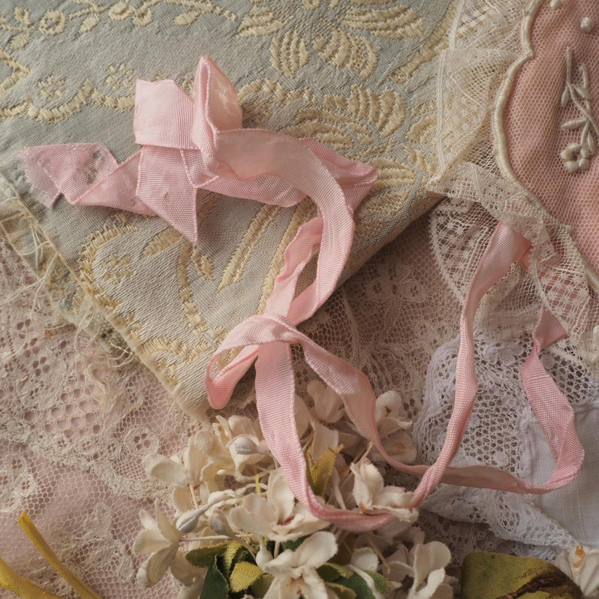 画像2: ベビーボネ、ピンクの薔薇とチュールレース刺繍飾り/シルクのインナー付き (2)