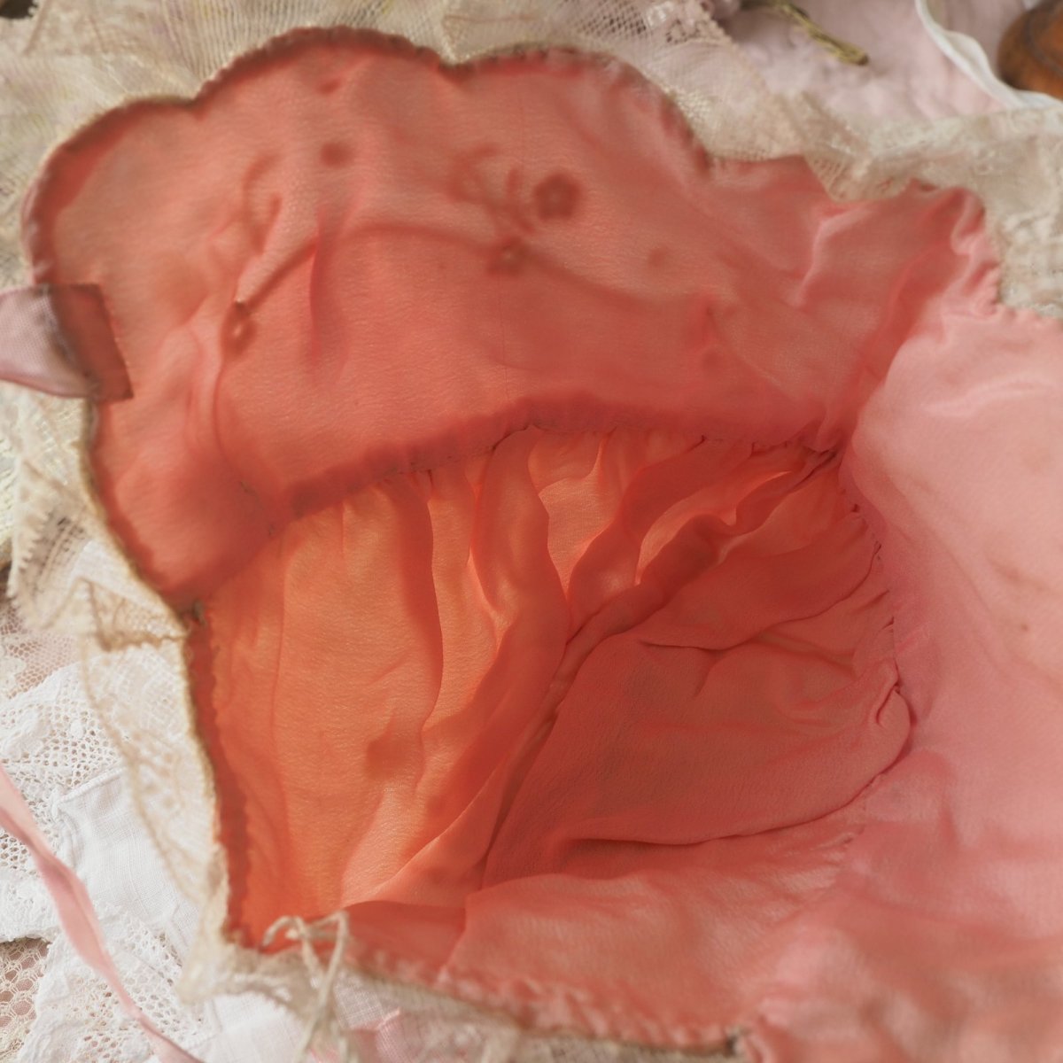 画像9: ベビーボネ、ピンクの薔薇とチュールレース刺繍飾り/シルクのインナー付き (9)