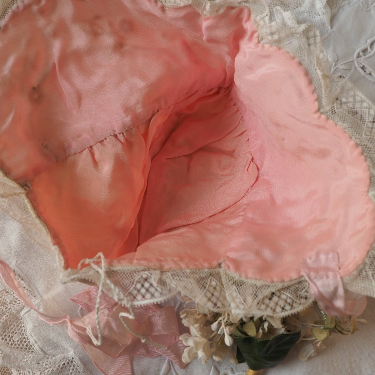 画像8: ベビーボネ、ピンクの薔薇とチュールレース刺繍飾り/シルクのインナー付き (8)