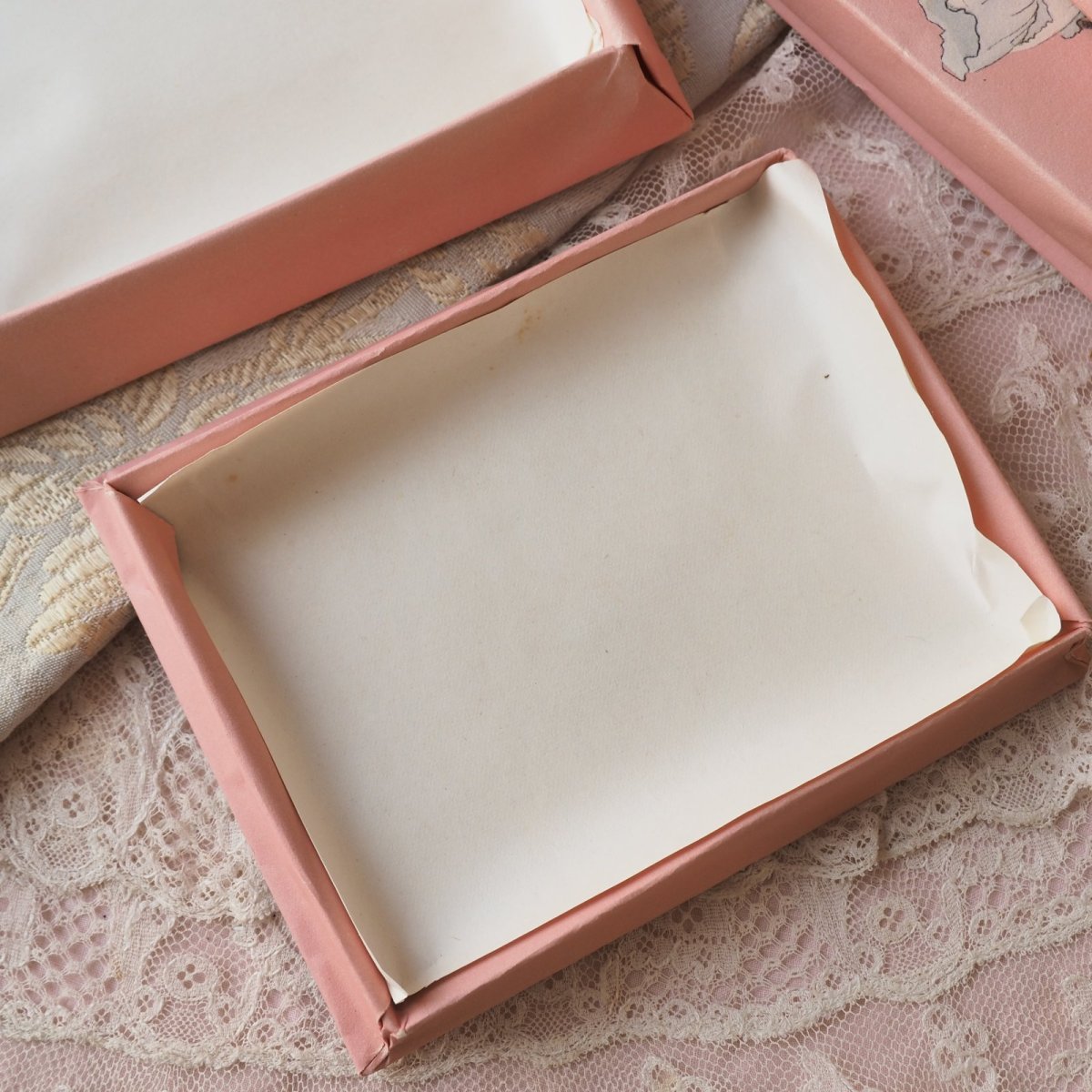 画像9: ピンク色のドラジェBOX、ベビーとゆりかごの紙箱 (9)