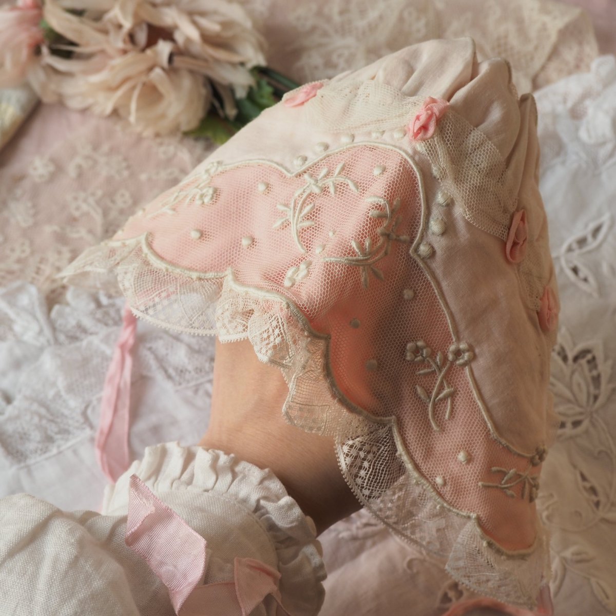 画像17: ベビーボネ、ピンクの薔薇とチュールレース刺繍飾り/シルクのインナー付き (17)