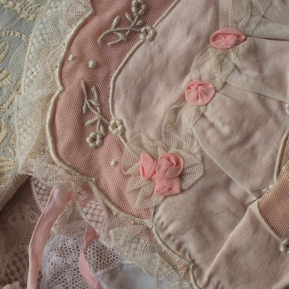 画像3: ベビーボネ、ピンクの薔薇とチュールレース刺繍飾り/シルクのインナー付き (3)