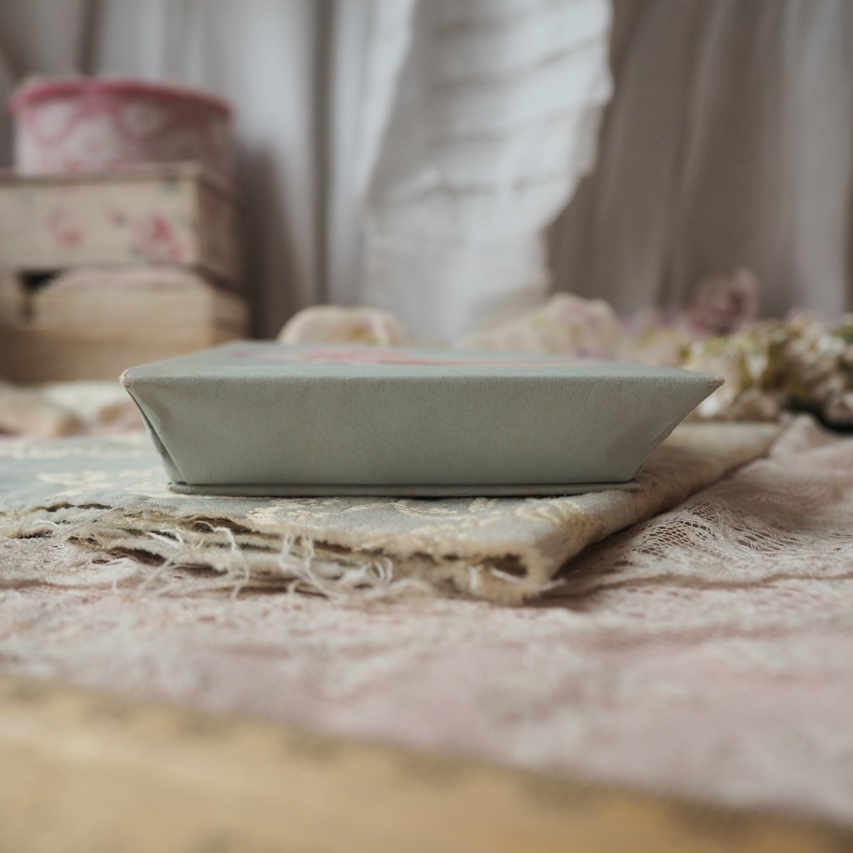 画像3: 薄いブルーグレーのドラジェBOX、青い目の赤ちゃんの絵柄の紙箱 (3)