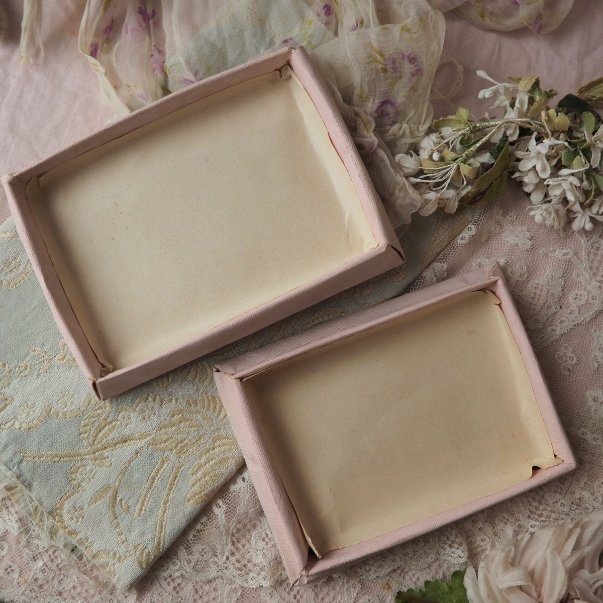 画像8: アヒルとベビーの絵柄レース飾りのドラジェBOX/ピンク色紙箱 (8)