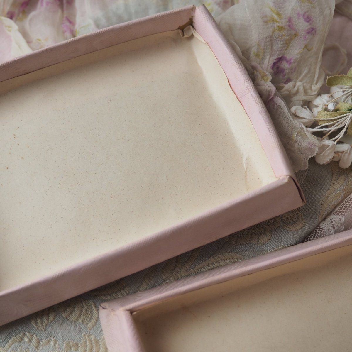 画像10: アヒルとベビーの絵柄レース飾りのドラジェBOX/ピンク色紙箱 (10)