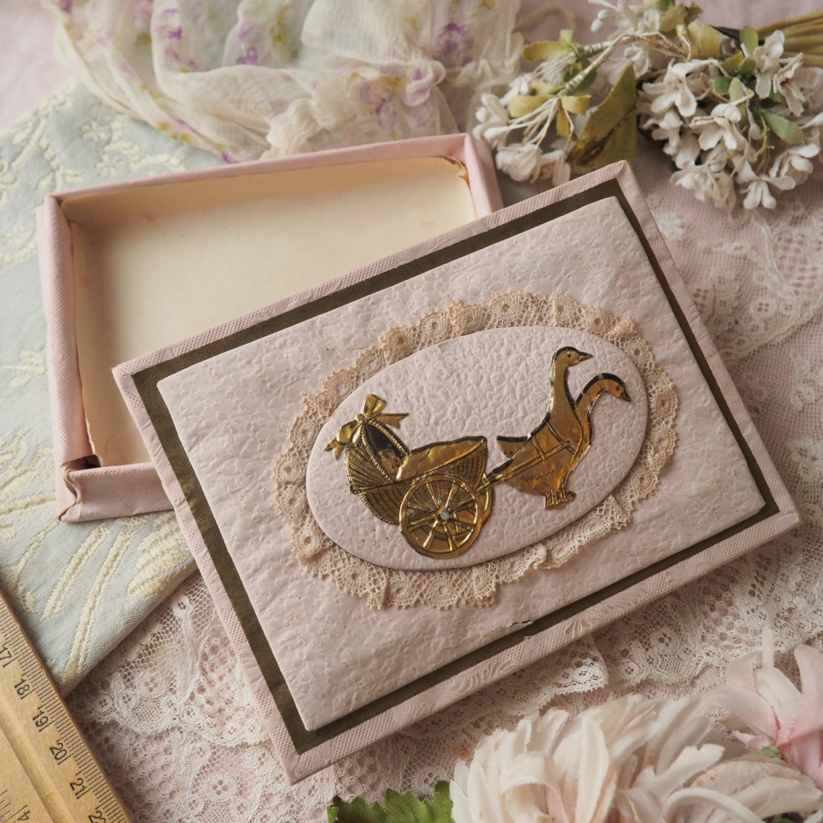 画像13: アヒルとベビーの絵柄レース飾りのドラジェBOX/ピンク色紙箱 (13)