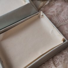 画像7: 薄いブルーグレーのドラジェBOX、青い目の赤ちゃんの絵柄の紙箱 (7)