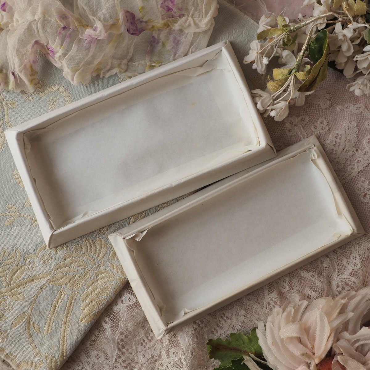 画像7: 白いドラジェBOX、ベビーの絵柄と金文字Bapteme紙箱 (7)