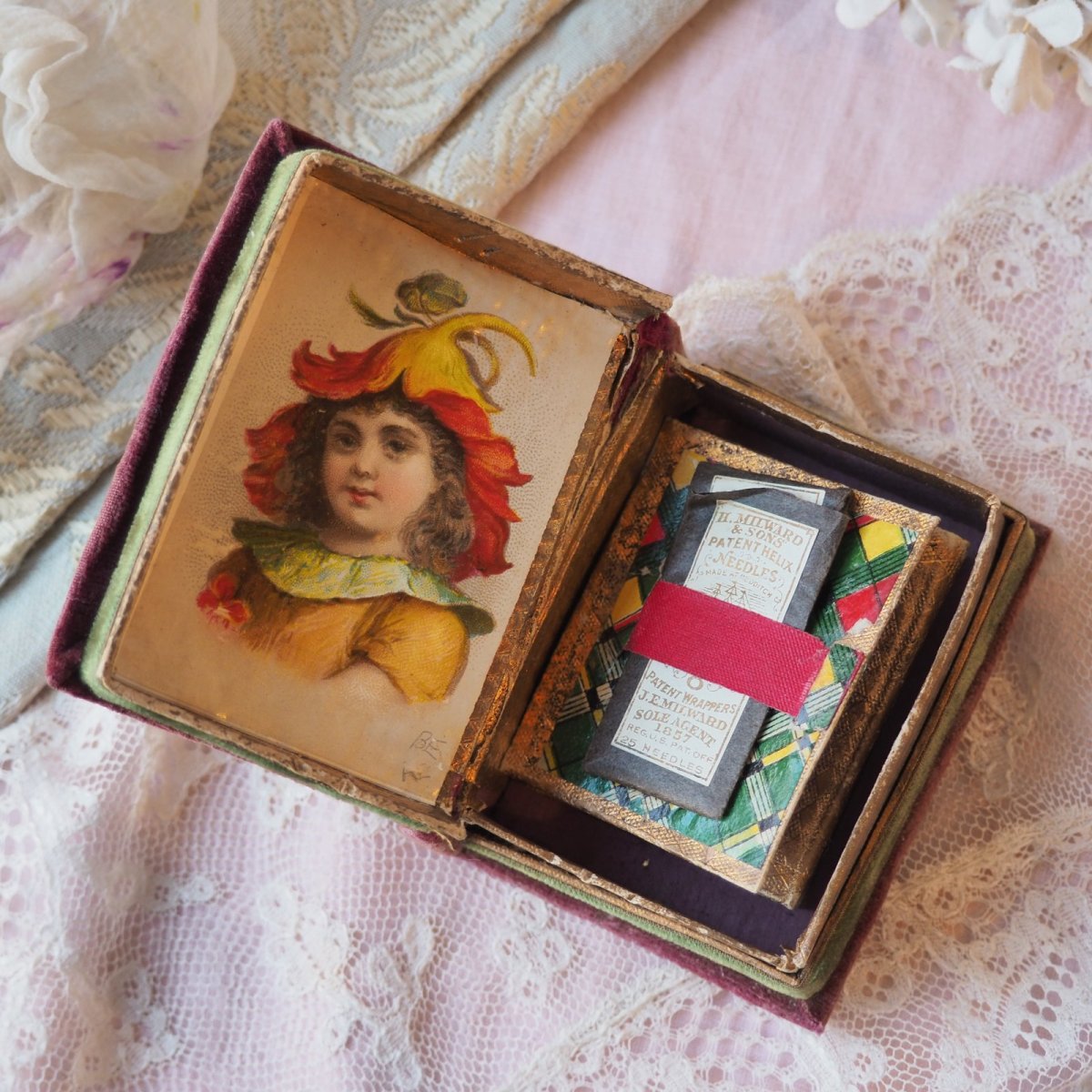 画像7: カルトナージュBOX、クロモ付き小さなbook型ニードル入れ/1880年代イギリス (7)