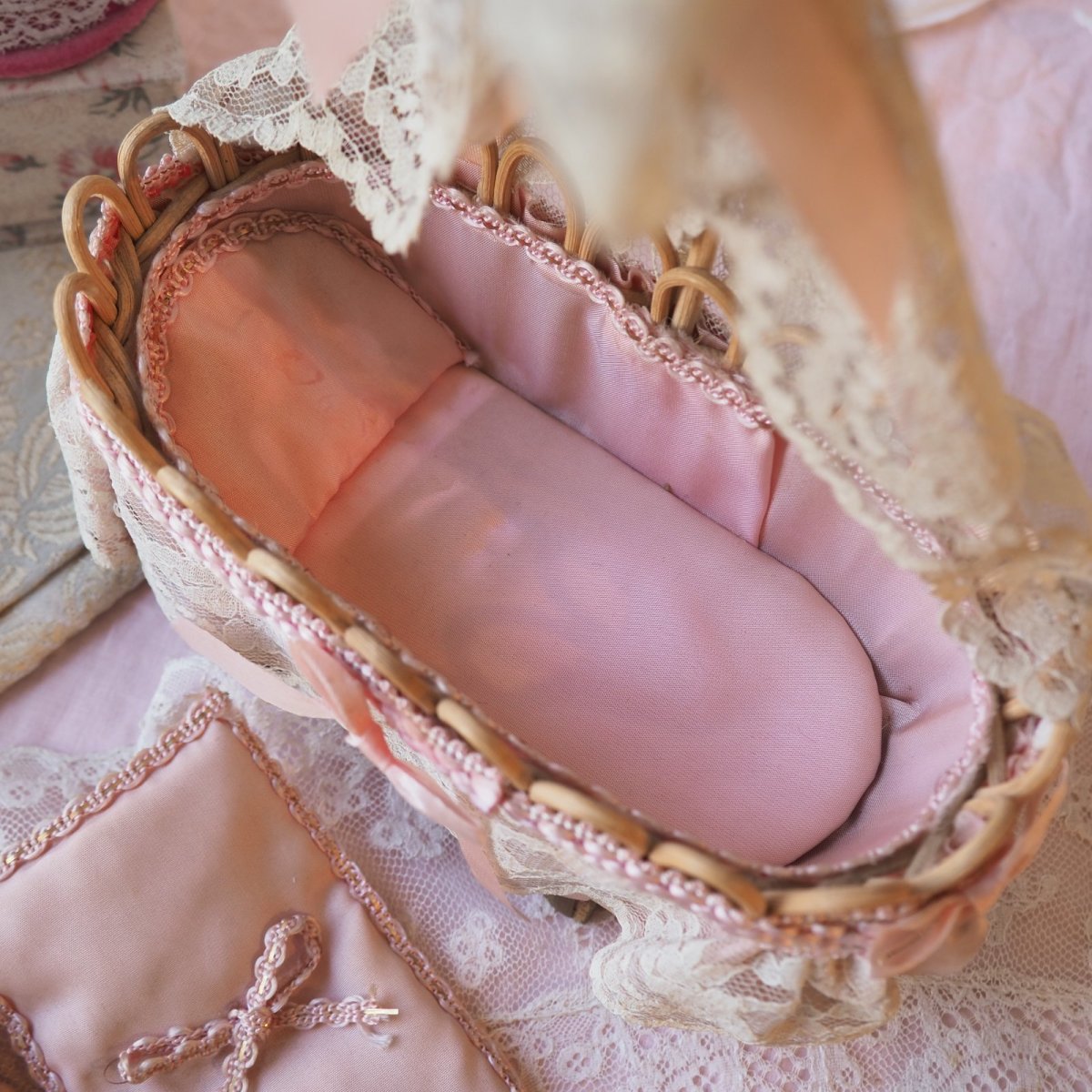 画像4: ドール用小さなピンク色リボンとレースのベッド/べべドール付き (4)