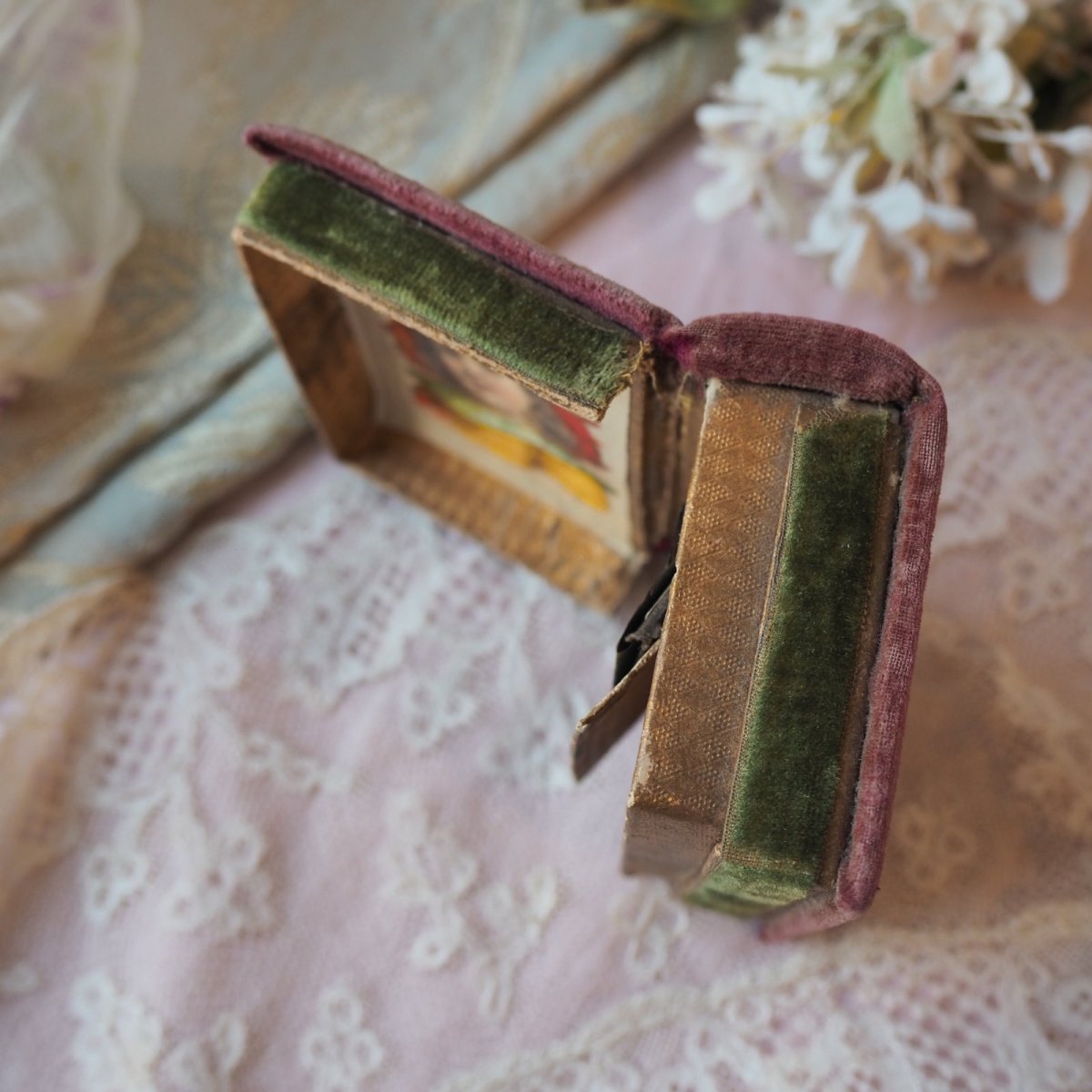 画像12: カルトナージュBOX、クロモ付き小さなbook型ニードル入れ/1880年代イギリス (12)