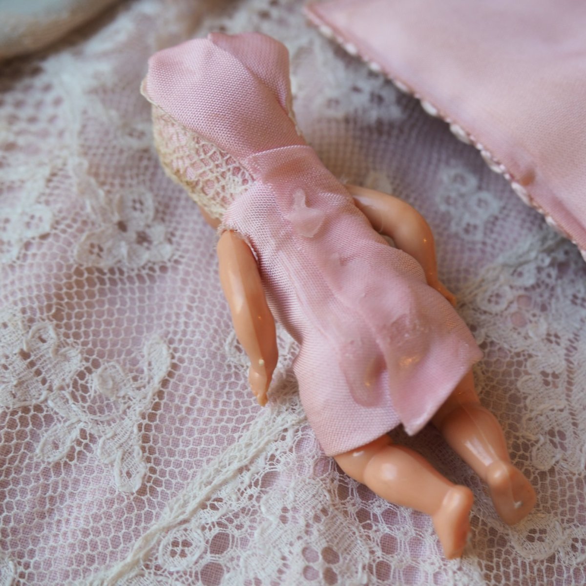 画像9: ドール用小さなピンク色リボンとレースのベッド/べべドール付き (9)