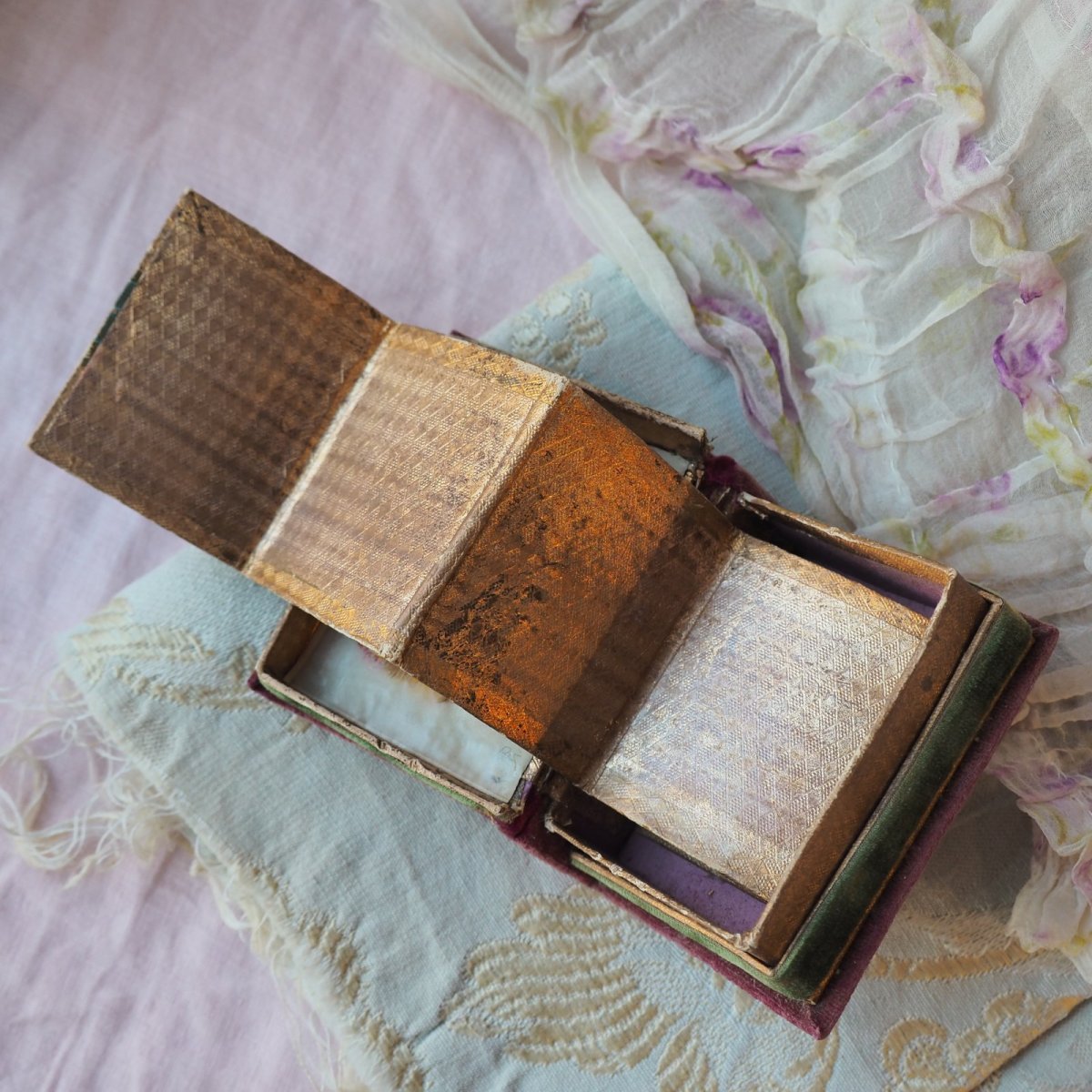 画像11: カルトナージュBOX、クロモ付き小さなbook型ニードル入れ/1880年代イギリス (11)