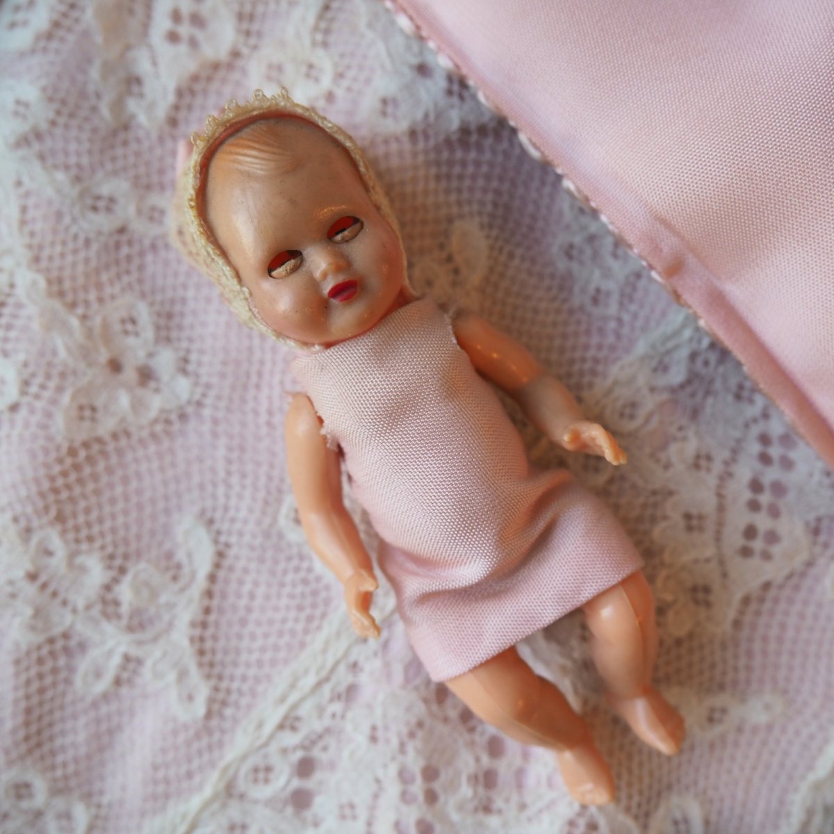 画像10: ドール用小さなピンク色リボンとレースのベッド/べべドール付き (10)