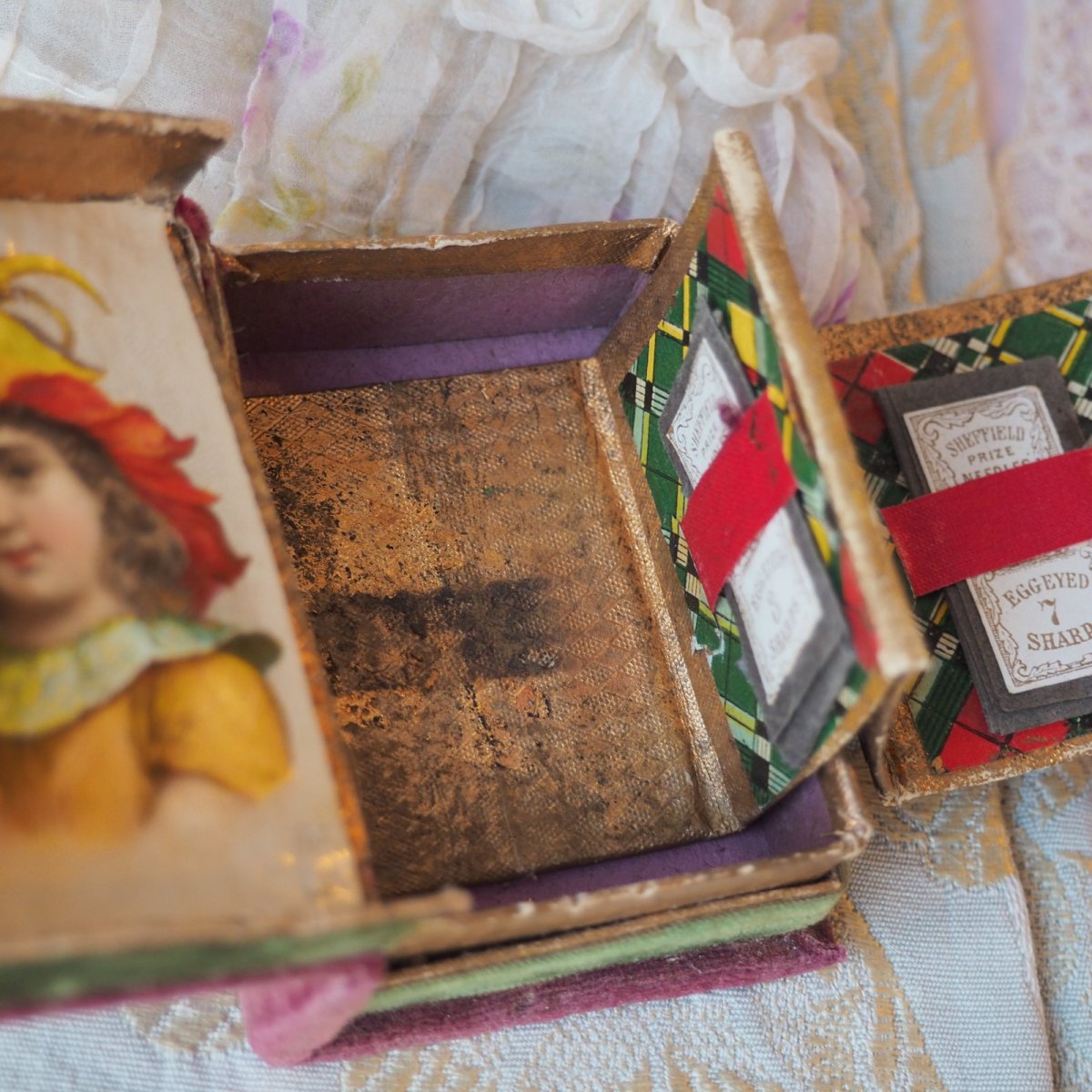 画像10: カルトナージュBOX、クロモ付き小さなbook型ニードル入れ/1880年代イギリス (10)