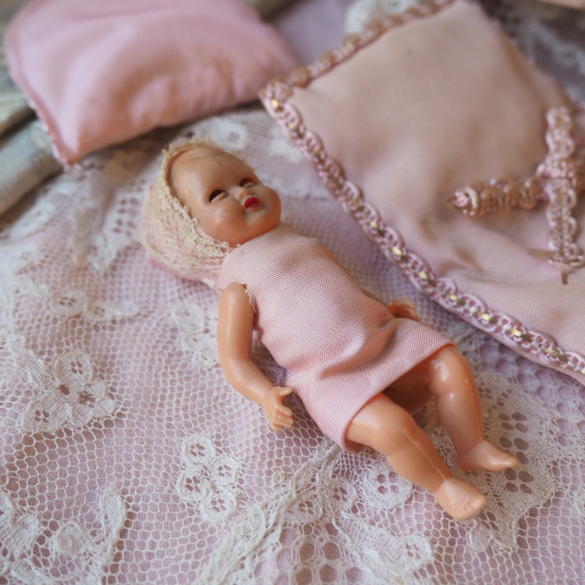 画像11: ドール用小さなピンク色リボンとレースのベッド/べべドール付き (11)