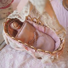 画像2: ドール用小さなピンク色リボンとレースのベッド/べべドール付き (2)