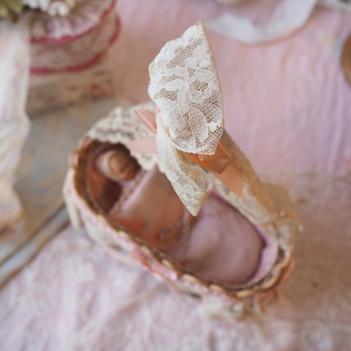 画像3: ドール用小さなピンク色リボンとレースのベッド/べべドール付き (3)