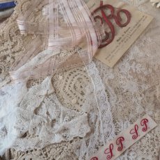 画像6: お楽しみレースのセット/手仕事クロシェの襟レース、赤いモノグラム刺繍 (6)