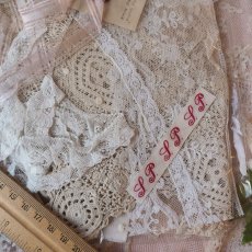 画像5: お楽しみレースのセット/手仕事クロシェの襟レース、赤いモノグラム刺繍 (5)