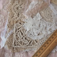 画像4: お楽しみレースのセット/手仕事クロシェの襟レース、赤いモノグラム刺繍 (4)