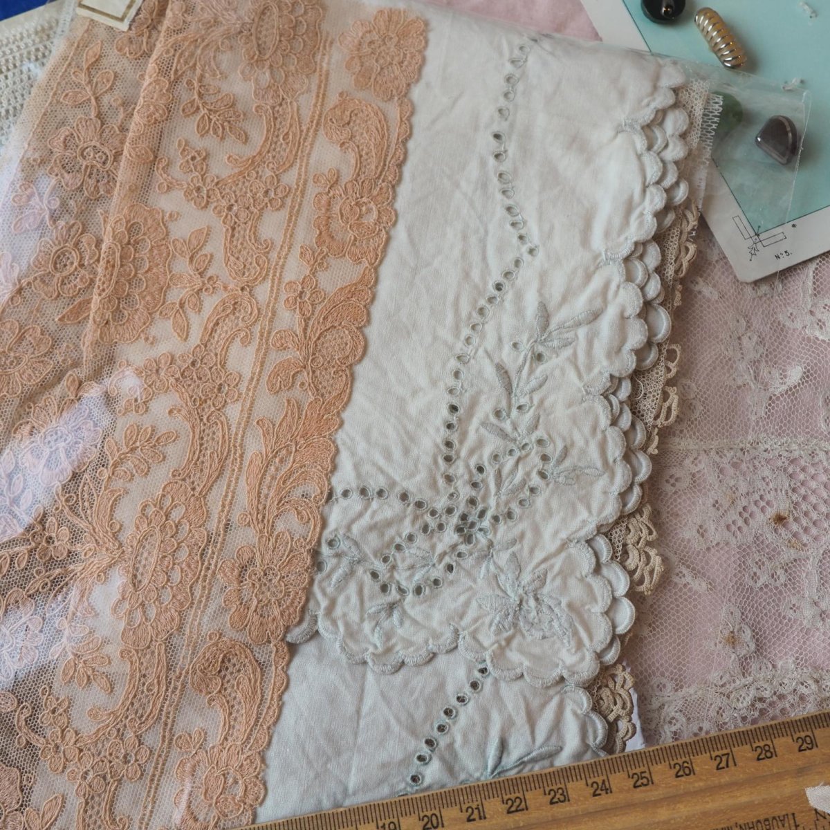 画像9: お楽しみレースのセット/手仕事クロシェの襟レース、赤いモノグラム刺繍 (9)