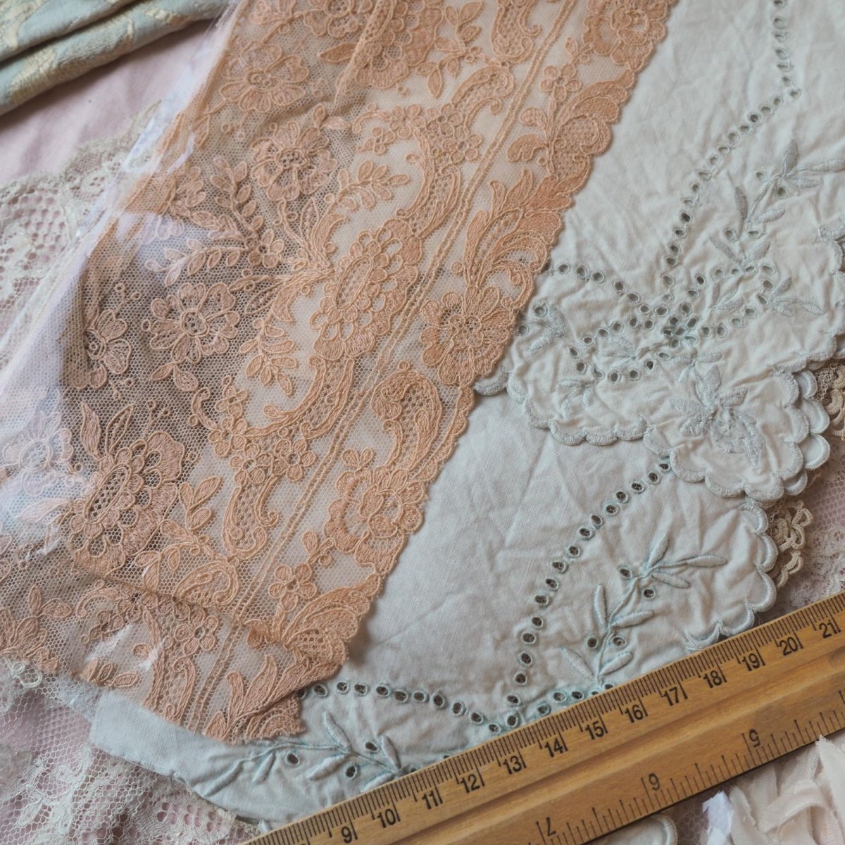 画像11: お楽しみレースのセット/手仕事クロシェの襟レース、赤いモノグラム刺繍 (11)