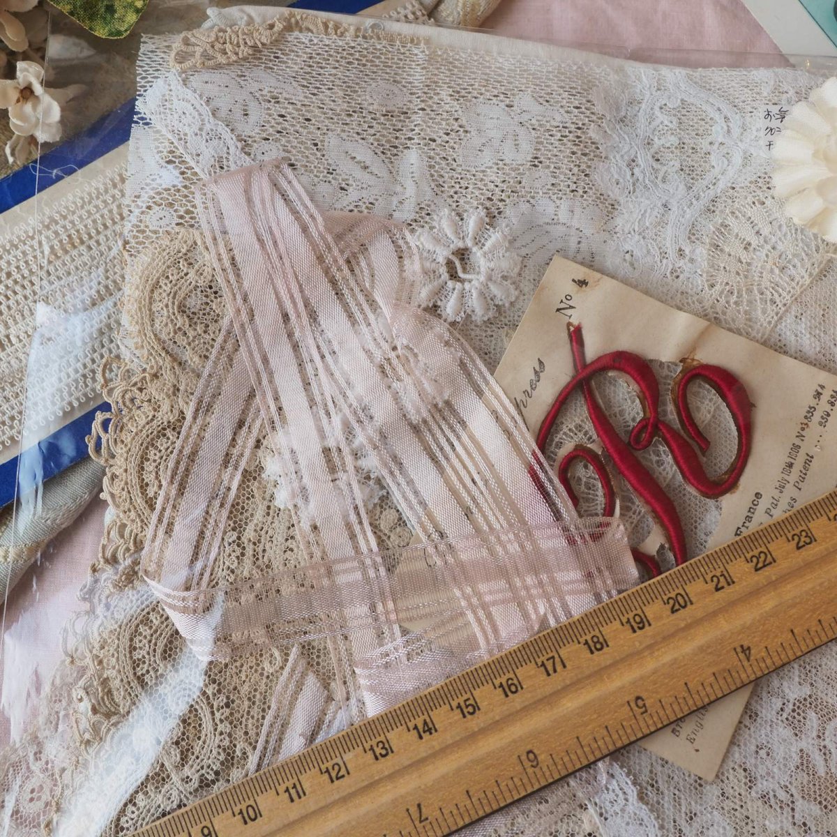 画像2: お楽しみレースのセット/手仕事クロシェの襟レース、赤いモノグラム刺繍 (2)