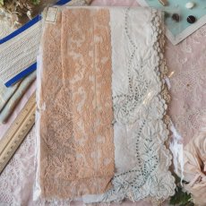 画像7: お楽しみレースのセット/手仕事クロシェの襟レース、赤いモノグラム刺繍 (7)