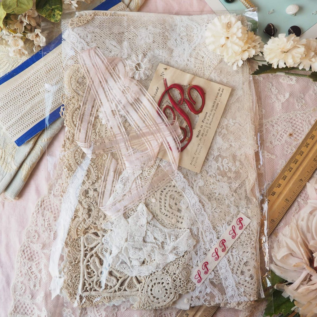 画像1: お楽しみレースのセット/手仕事クロシェの襟レース、赤いモノグラム刺繍 (1)