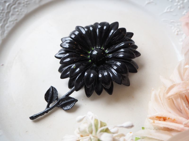 黒い花エナメルのブローチ Accessoire 装身具