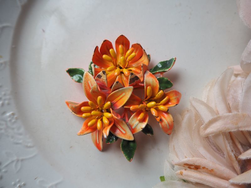 オレンジのエナメル花のブローチ accessoire・装身具