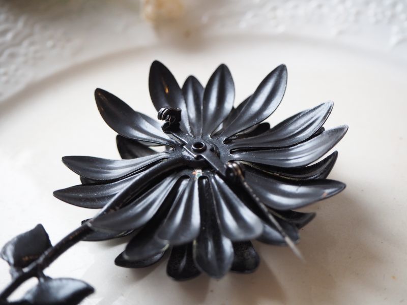 黒い花エナメルのブローチ accessoire・装身具