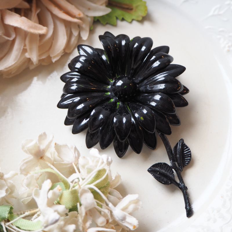 黒い花エナメルのブローチ Accessoire 装身具