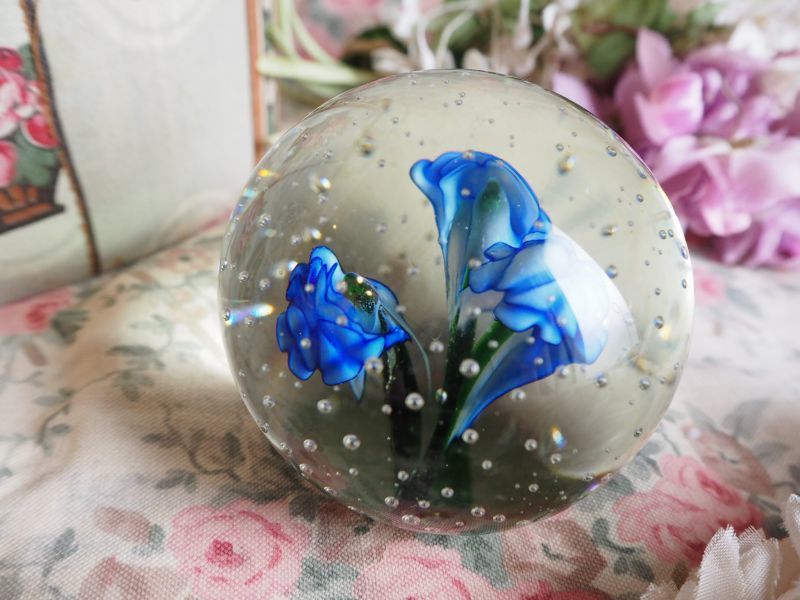ガラス製ペーパーウェイト 透明気泡入り 青い花 brocante・ブロカント