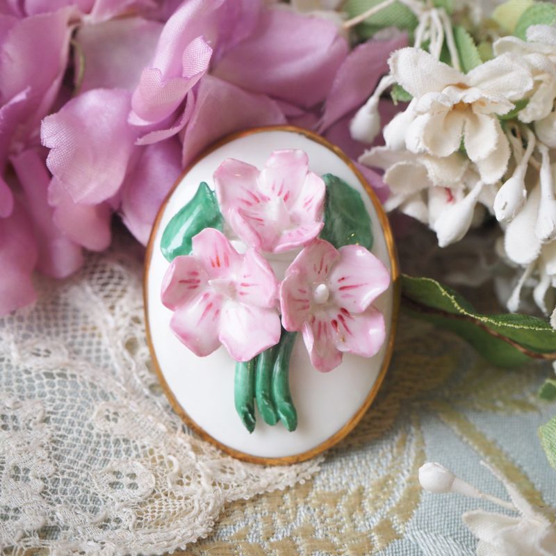 ピンク色の花陶器のブローチ accessoire・装身具