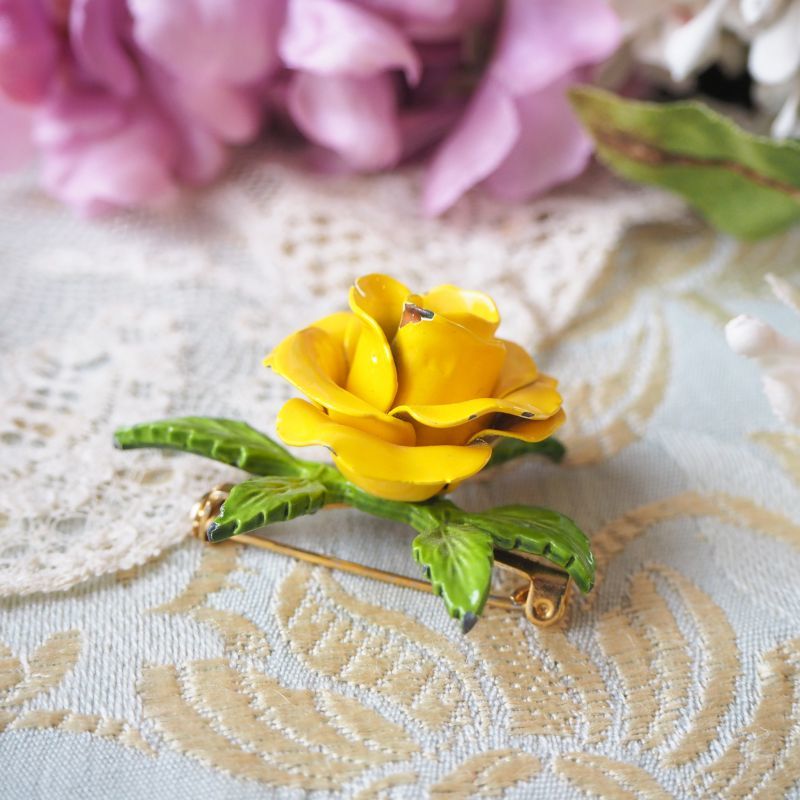 エナメル黄色い薔薇のブローチ accessoire・装身具
