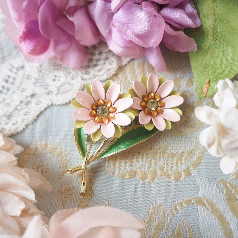 ピンクの小花エナメルブローチ/キラキラ　accessoire・装身具