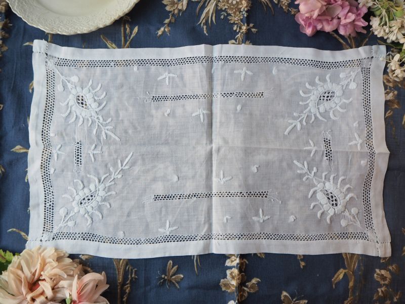 ドロンワークの白い刺繍のドイリー mercerie・手芸用品