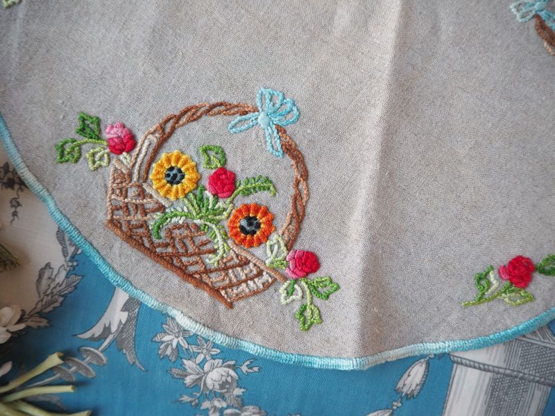 リネンのカラフルな刺繍の花籠ドイリー mercerie・手芸用品