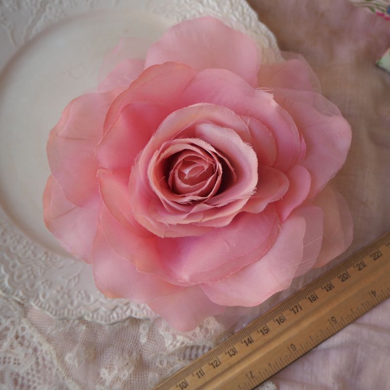 ピンク色薔薇の布花コサージュ/ピン付き décoration・飾り